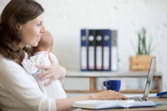 Maman avec son bébé, réfléchissant à son congé parental