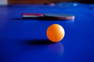 Balle de ping-pong orange sur une table de jeu