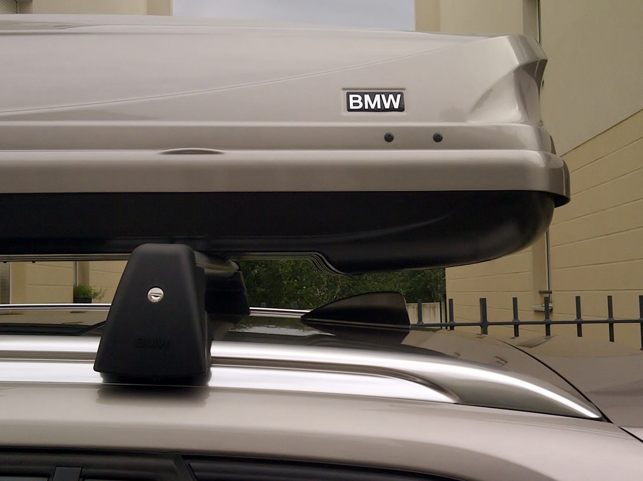 Le coffre de toit de la voiture BMW
