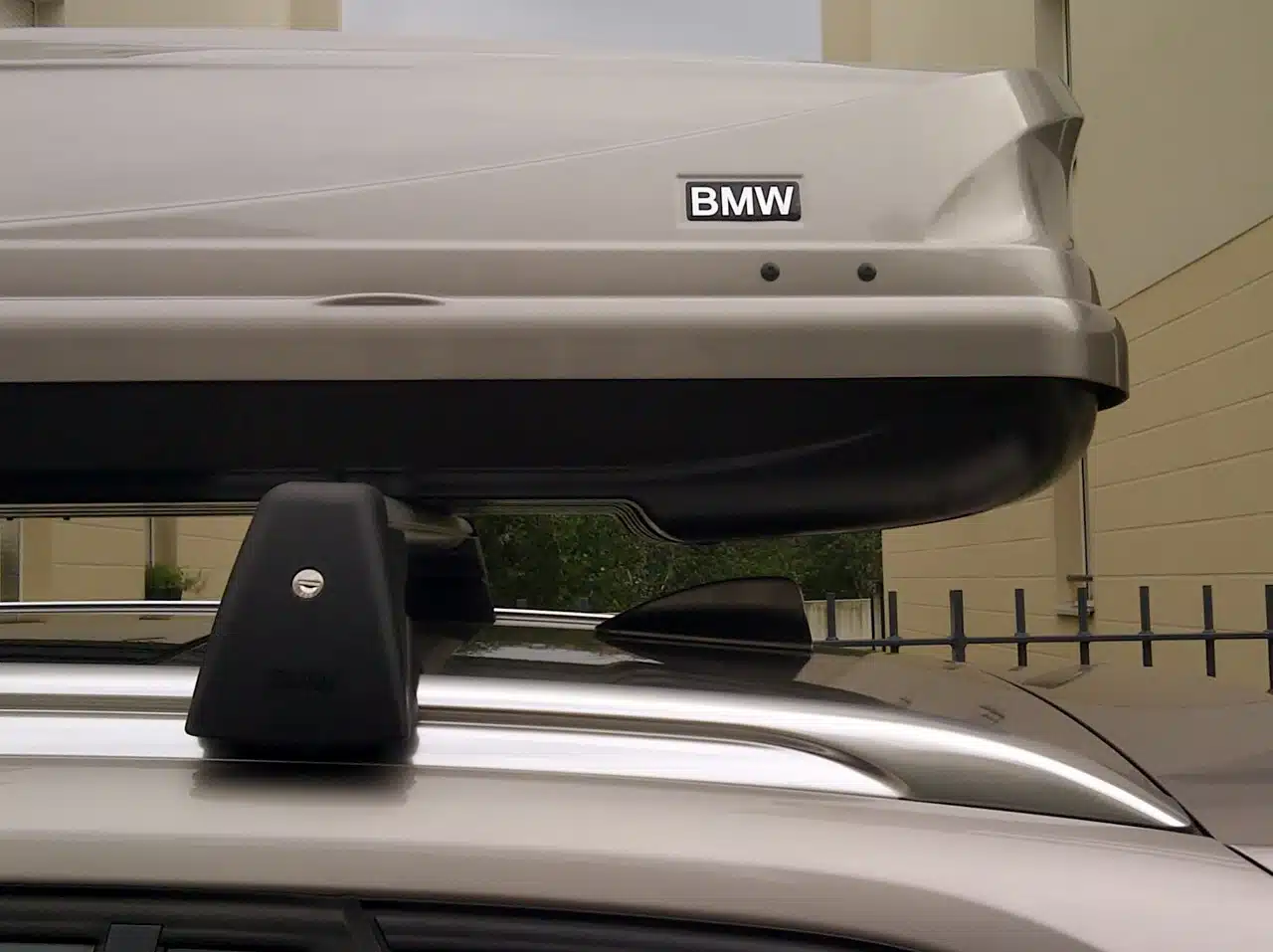 Le coffre de toit de la voiture BMW