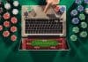 Un homme joue au poker en ligne.