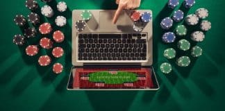 Un homme joue au poker en ligne.