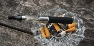 Une cigarette électronique dans un cendrier