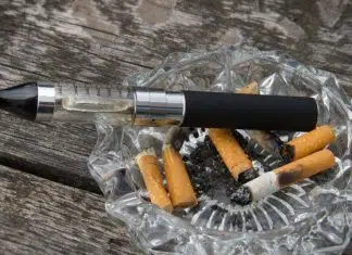 Une cigarette électronique dans un cendrier