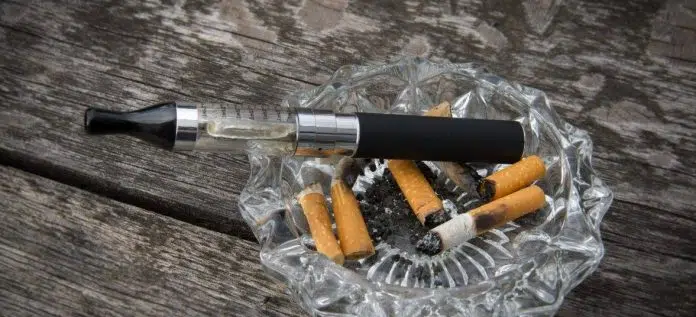 Une cigarette électronique dans un cendrier