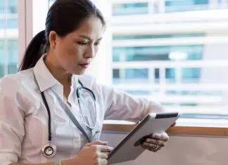 téléconsultation par un médecin sur une tablette