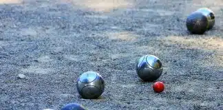 Boules de pétanque et cochonnet lors d'une partie