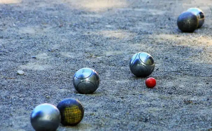 Boules de pétanque et cochonnet lors d'une partie