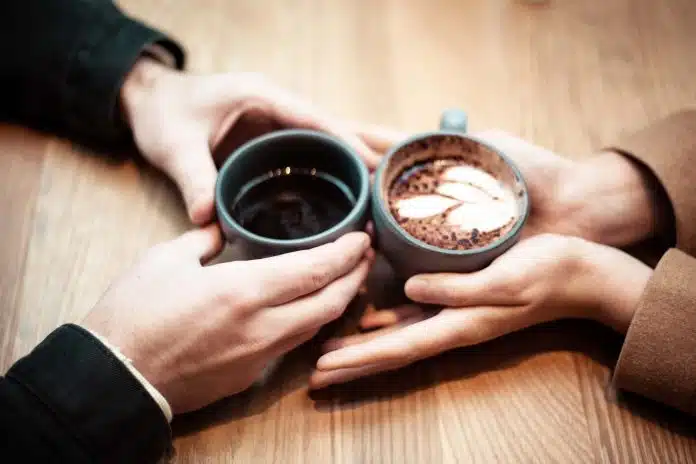 Deux personnes échangent autour d'un café