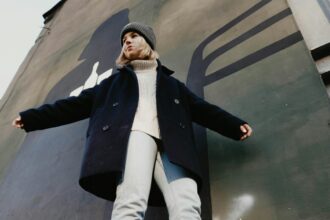 Beanie en laine sur fond neutre, parfait pour l'hiver