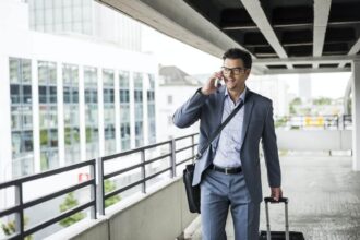 Homme d'affaires en voyage téléphonant avec un smartphone