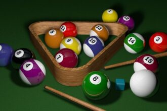 joueurs de billard américain concentrés sur une partie en cours