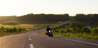 Choisir la moto parfaite pour un road trip en Europe : confort, sécurité et performance
