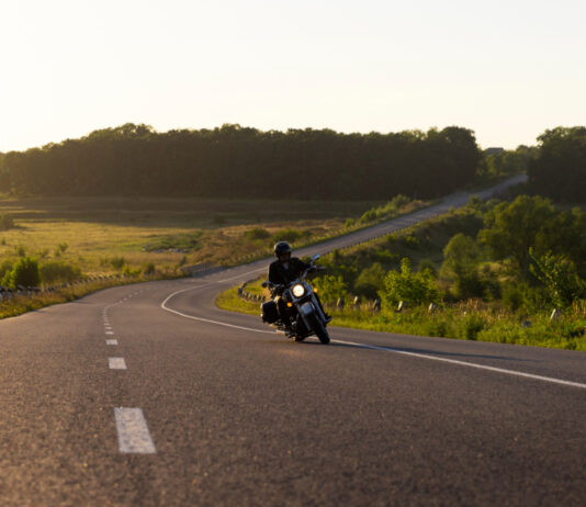 Choisir la moto parfaite pour un road trip en Europe : confort, sécurité et performance