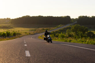Choisir la moto parfaite pour un road trip en Europe : confort, sécurité et performance