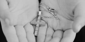 Comment choisir des bijoux religieux significatifs pour les enfants ?