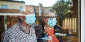 couple de seniors portant un masque