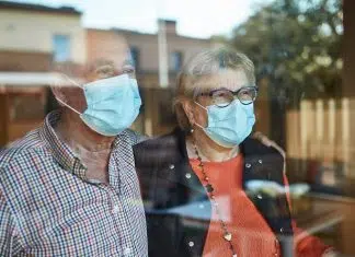 couple de seniors portant un masque