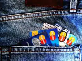 cartes bancaires dans une poche de jeans