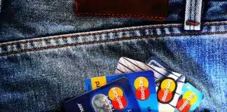 cartes bancaires dans une poche de jeans