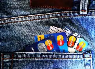 cartes bancaires dans une poche de jeans