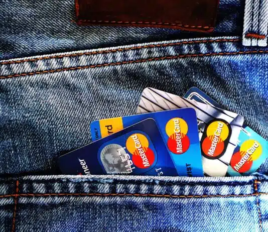cartes bancaires dans une poche de jeans