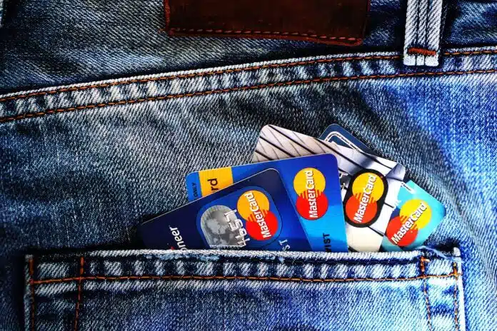 cartes bancaires dans une poche de jeans