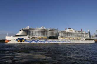 Navire de croisière MSC avec piscine et terrasses ensoleillées