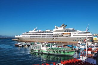 Navire de croisière amarré au port de Valparaíso au Chili