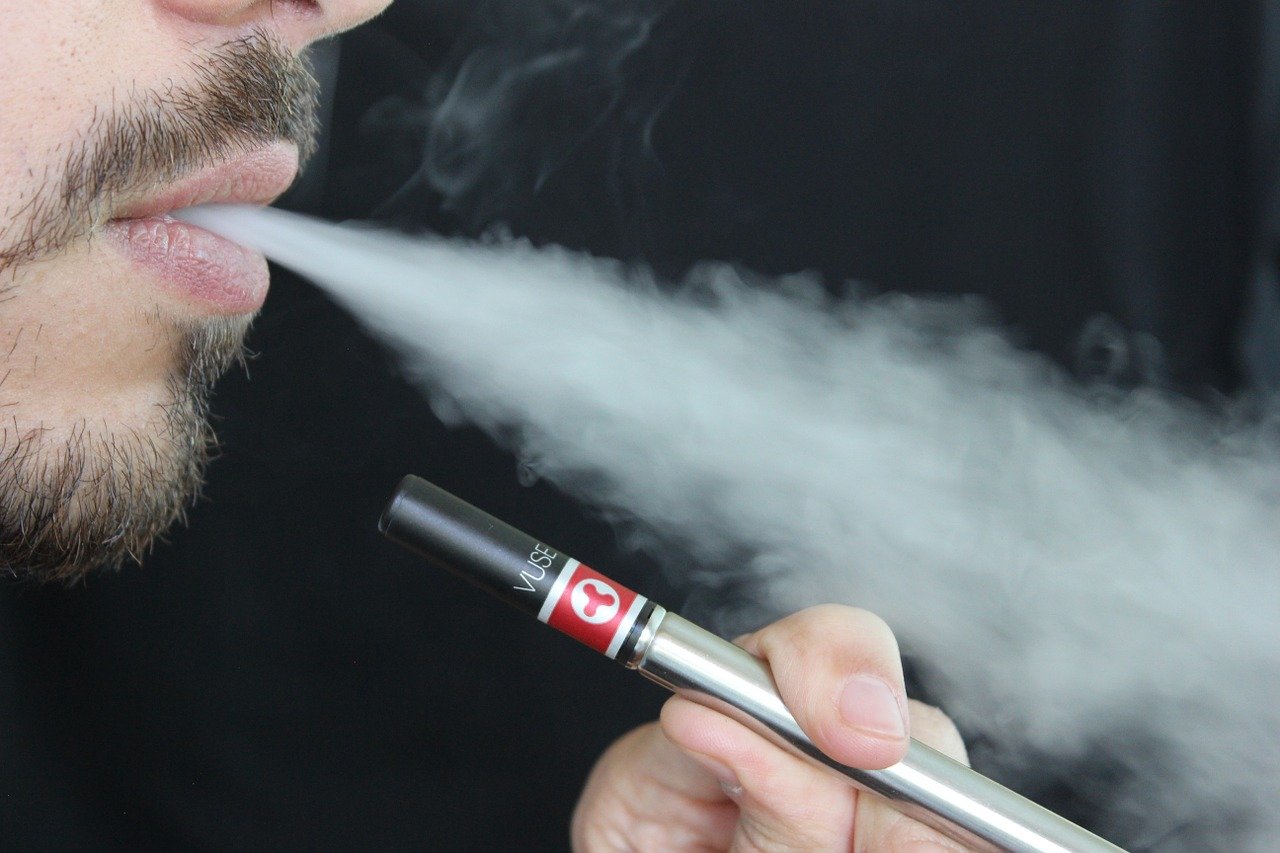 E-cigarette sur une table avec arrière-plan flou