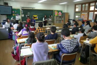 Enfants jouant à l'école pendant la rentrée scolaire