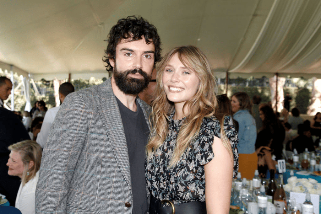 Qui est le fiancé Robbie Arnett d'Elizabeth Olsen et ...