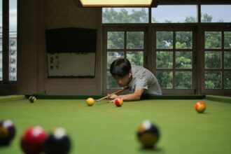 joueur de billard concentré sur sa technique et son matériel