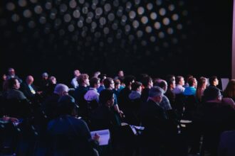 Séminaire d'entreprise avec des participants engagés et des présentations dynamiques