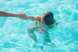 Prévenir la noyade sèche et ses symptômes estivaux