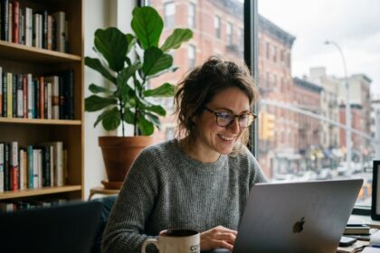 Femme souriante en visioconference dans un appartement moderne