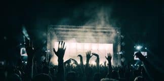festival avec jeunes et fêtards