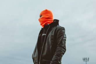 Cagoule tendance portée par des jeunes dans un cadre urbain