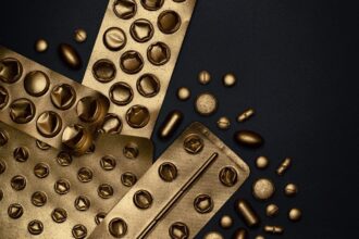 Différents produits de contraception sur une table avec explications