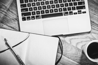 Consultant en portage salarial travaillant sur un projet professionnel