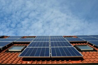 Maison avec panneaux solaires sur le toit sous un ciel ensoleillé