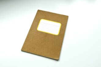 Étiquettes colorées sur des fournitures scolaires d'un enfant