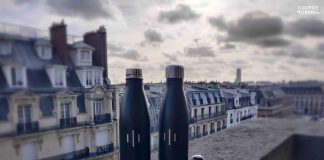 2 gourdes noires posées sur le rebord d'une terrasse parisienne