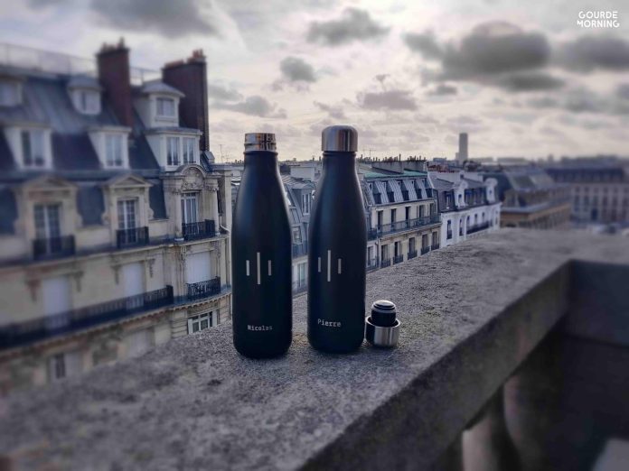 2 gourdes noires posées sur le rebord d'une terrasse parisienne