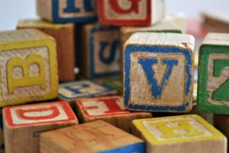 Accompagnant éducatif petite enfance en interaction avec des enfants