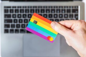 Clients utilisant des services bancaires en ligne sur un ordinateur portable
