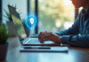 Jeune adulte utilisant un ordinateur avec un hologramme de bouclier numérique