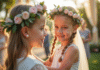 Deux jeunes filles avec couronnes de fleurs lors d'un mariage