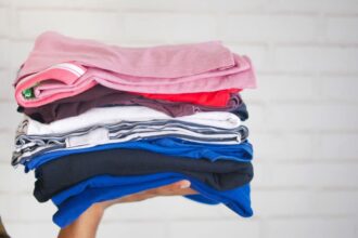 Plafond avec taches d'humidité nécessitant un nettoyage et des réparations
