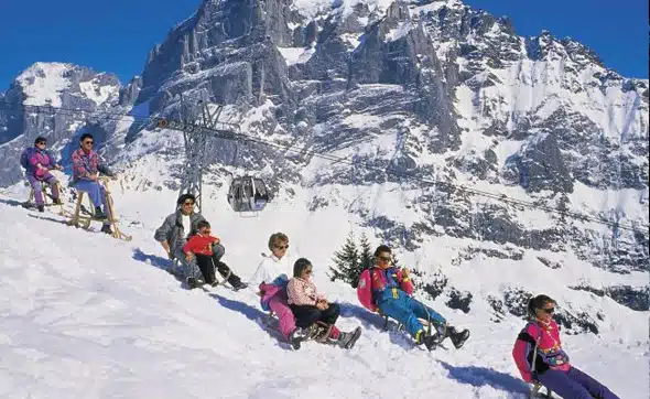 Luge en famille sur la piste Gran Pintenfrits en Suisse.